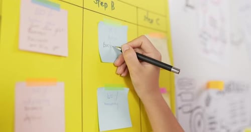 Primer plano de una mujer a mano escribiendo sobre tabla