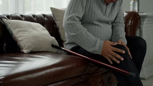 Adulto sênior com dores graves nas pernas e no joelho 36