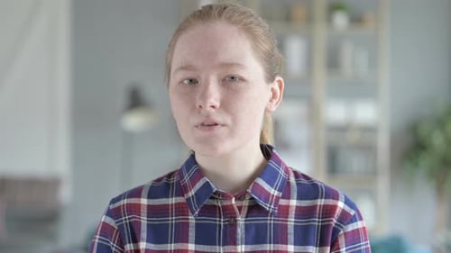 Close-up da jovem mulher tentando ouvir