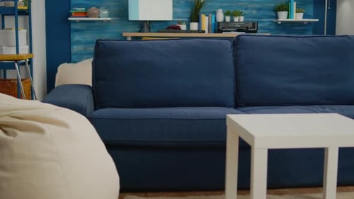 Helles, modernes Wohnzimmer, in dem niemand drin ist