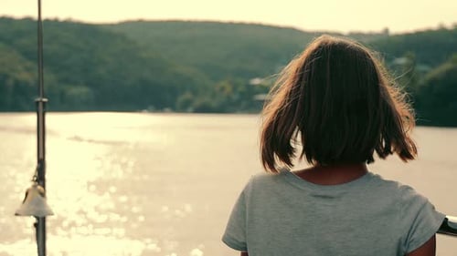 Silueta de una adolescente mirando a lo lejos de espaldas a la cámara