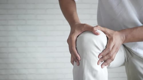 De perto, o homem que sofre de dor nas articulações do joelho