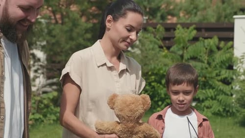 Pessoas felizes na venda de garagem no verão
