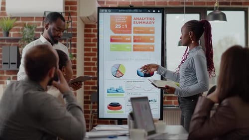 Povo afro-americano recebendo aplausos de colegas em reunião de negócios