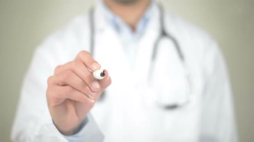 Ansiedad, doctor escribiendo en pantalla transparente