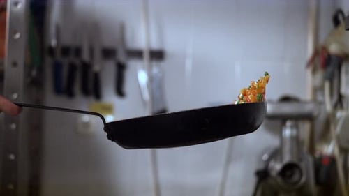 Vue latérale des légumes dans une poêle