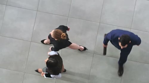 Pessoas de negócios acordando no lobby