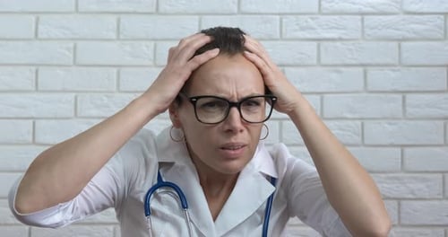 Médico nervioso con problemas.