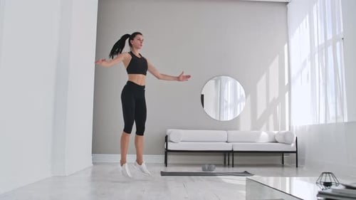 Mujer haciendo saltos en casa