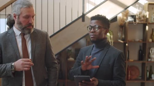 Diversos empresários andando com tablet e discutindo