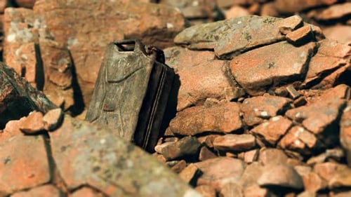 Old Rusty Metallkanister für Benzin-Kraftstoff bei Rocks