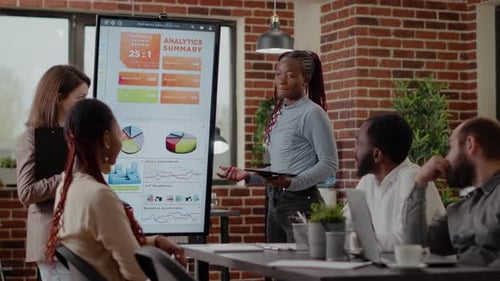 Pessoas de negócios falando sobre estratégia e projeto de negócios