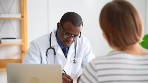 Consulta al médico de la salud del paciente en el hospital Spbas