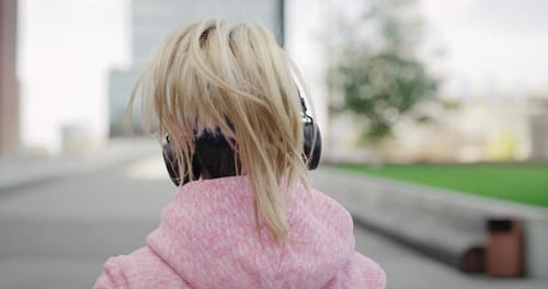 Vue arrière d'une femme qui fait du jogging dans la ville