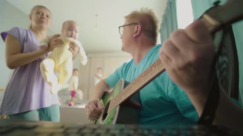 Hombre que intenta trabajar en casa frente a una computadora durante una pandemia.