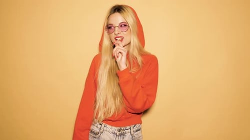 Jeune belle mauvaise fille hipster avec une boucle d'oreille dans le nez et des lèvres rouges