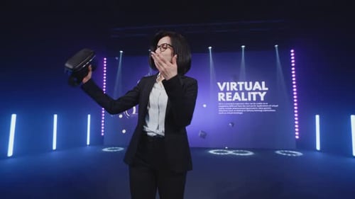 Presentador con nuevas gafas de realidad virtual