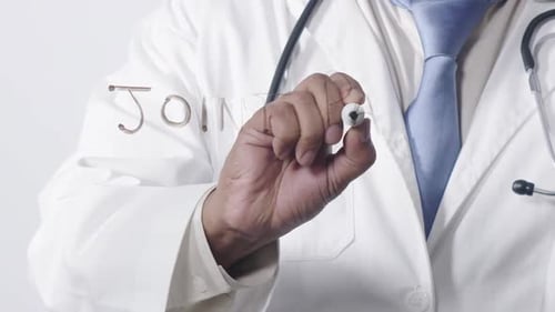 Médico asiático que escribe dolor en las articulaciones