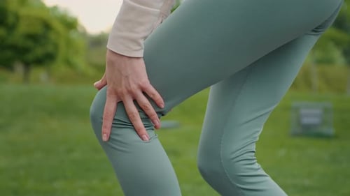 Conceito de dor no joelho durante a corrida.