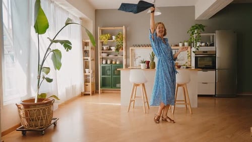 hermosa mujer mayor en casa