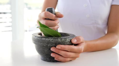 Vista aproximada da terapeuta que prepara uma mistura