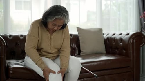 Adulto sênior com dores graves nas pernas e no joelho