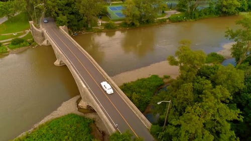Foto aérea em um velho carro Rolls Royce clássico em uma ponte