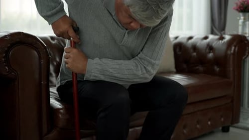 Adulto sênior com dores graves nas pernas e no joelho 35