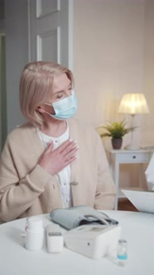 Un pensionista le dice a una niña a un médico sobre sus problemas de salud