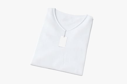 Visualização: Camiseta branca dobrada com decote em V com etiqueta